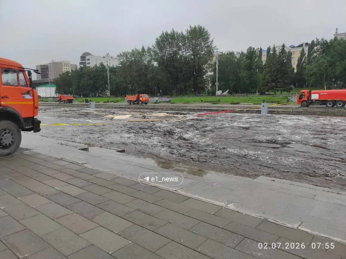 Утром на Плотинке заметили пять самосвалов у городского фонтана. В мэрии пояснили, что технику использовали из‑за большого сброса воды после дождей; с фонтаном всё в порядке.