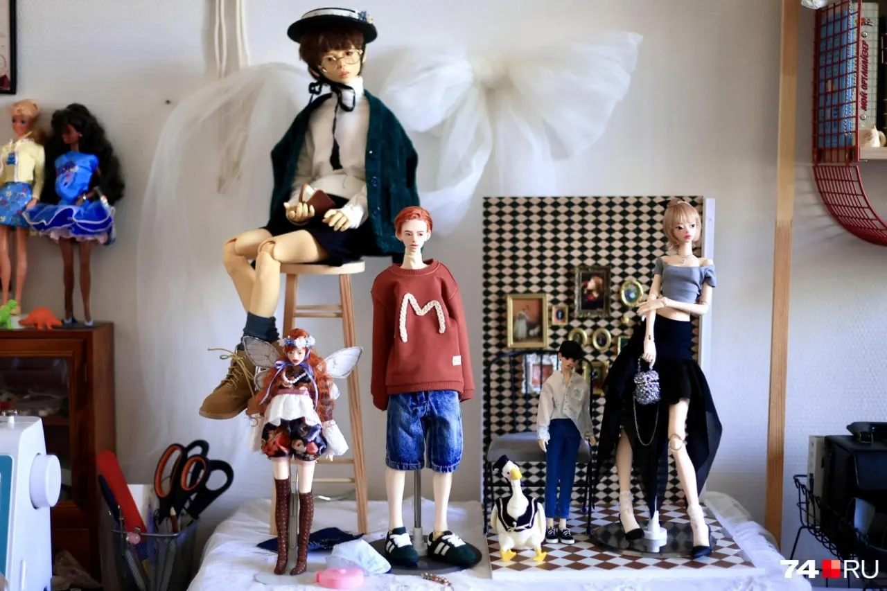 Авторские шарнирные BJD‑куклы из Челябинска расходятся по всему миру: от Австралии до США. Мастерица вручную лепит и шлифует сложные персонажи, для которых создают мини‑интерьеры и аксессуары.