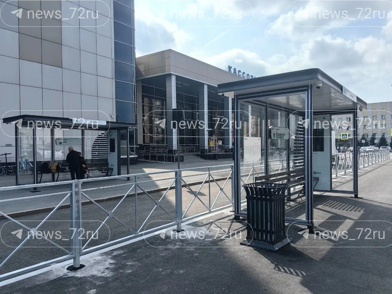 У привокзальной площади в Тюмени изменили организацию движения: обустроили проезды и остановки, но проезд пока перекрыт бетонными блоками. Прежнюю остановку убрали, а парковку сделали — её планируют сделать платной. Сроки запуска новой схемы пока неясны.