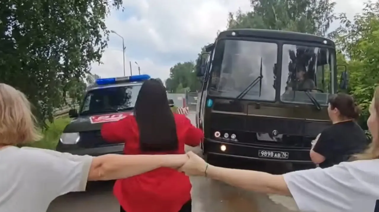 Из сборного пункта в Верхней Пышме 21 июня отправили около 30 военнослужащих в Ростов‑на‑Дону; родственники заявляют, что среди них были тяжело раненые и пытались помешать отправке.