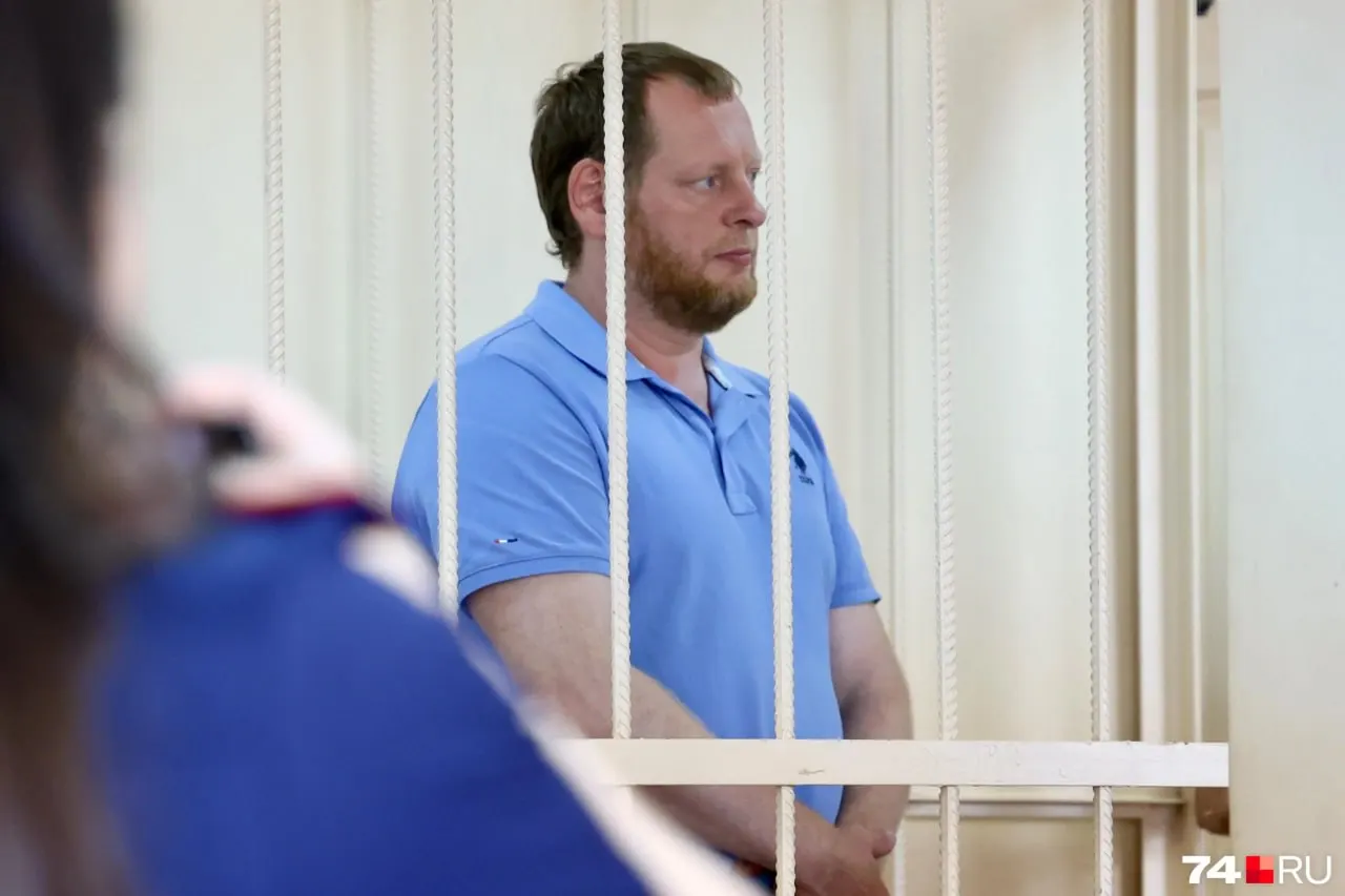 Суд признал Алексея Вахатова виновным в даче взяток сотрудникам банка при попытке получить кредит на 1 млрд рублей для строительства таунхаусов. Ему назначены восемь лет колонии строгого режима и штраф в 40 млн рублей.