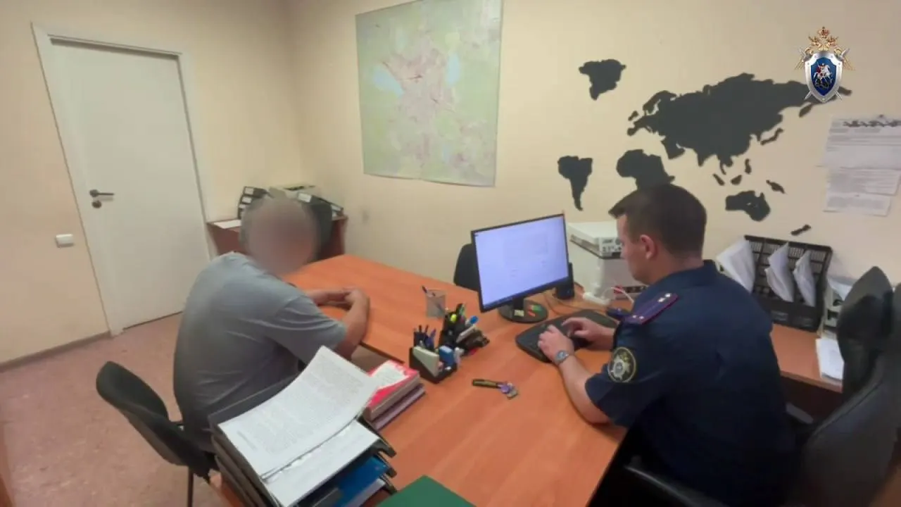 Следствие предъявило обвинение 39‑летнему жителю Екатеринбурга в групповом хулиганстве — ему грозит до семи лет лишения свободы. По делу ранее задержан ещё один фигурант; пострадавший скончался через девять дней после нападения.