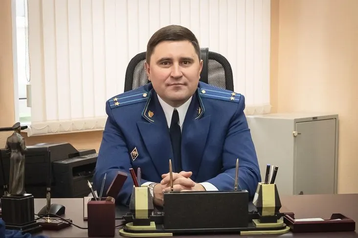 ФСБ задержала Сергея Путяйкина — бывшего начальника управления по обеспечению участия прокуроров в гражданском и арбитражном процессе. Его доставили в суд; ему предъявлены обвинения в получении взятки в особо крупном размере и превышении полномочий.