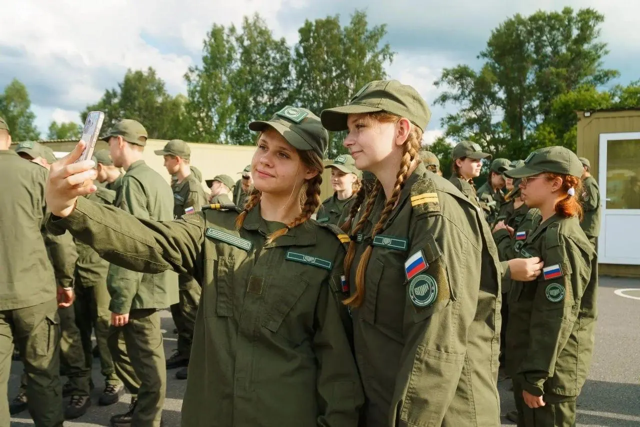 В Тюмени в военно‑патриотическом лагере для школьников 14–17 лет проходят занятия по управлению беспилотными системами с выдачей сертификатов. Инициатива вызвала обсуждение вокруг возраста участников и возможной военной направленности обучения.