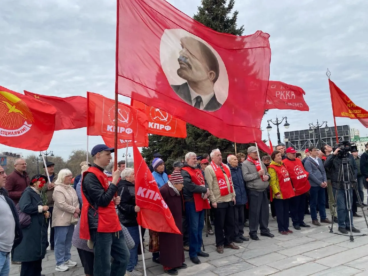 Депутаты внесли правки в закон об основных гарантиях избирательных прав — комиссии обязаны будут регистрировать списки при наличии судебного решения. Новые правила начнут действовать только со следующей кампании и только на региональном и муниципальном уровнях.