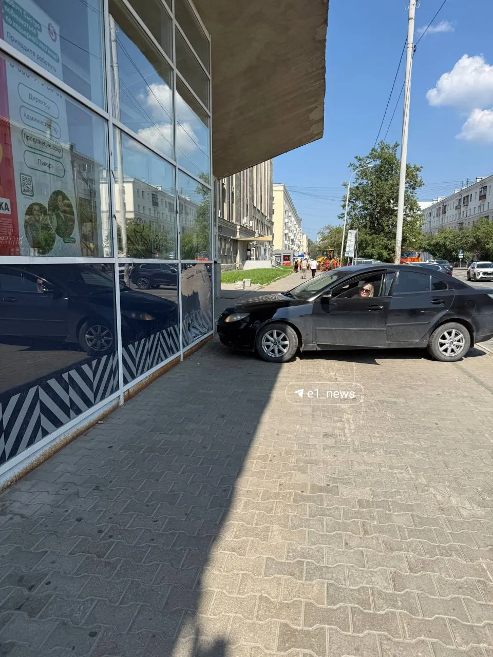В центре Екатеринбурга автомобиль выехал на тротуар и врезался в витрину «Пятёрочки». Прохожая, по её словам, отделалась испугом.