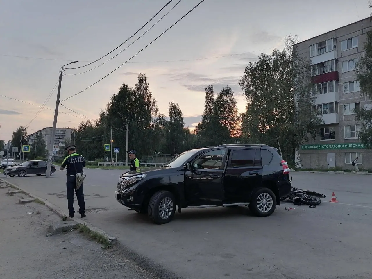 Подросток без прав и шлема столкнулся с Toyota на улице Короленко — его доставили в реанимацию, пассажир отделался без серьёзных травм. По факту составлены административные протоколы.