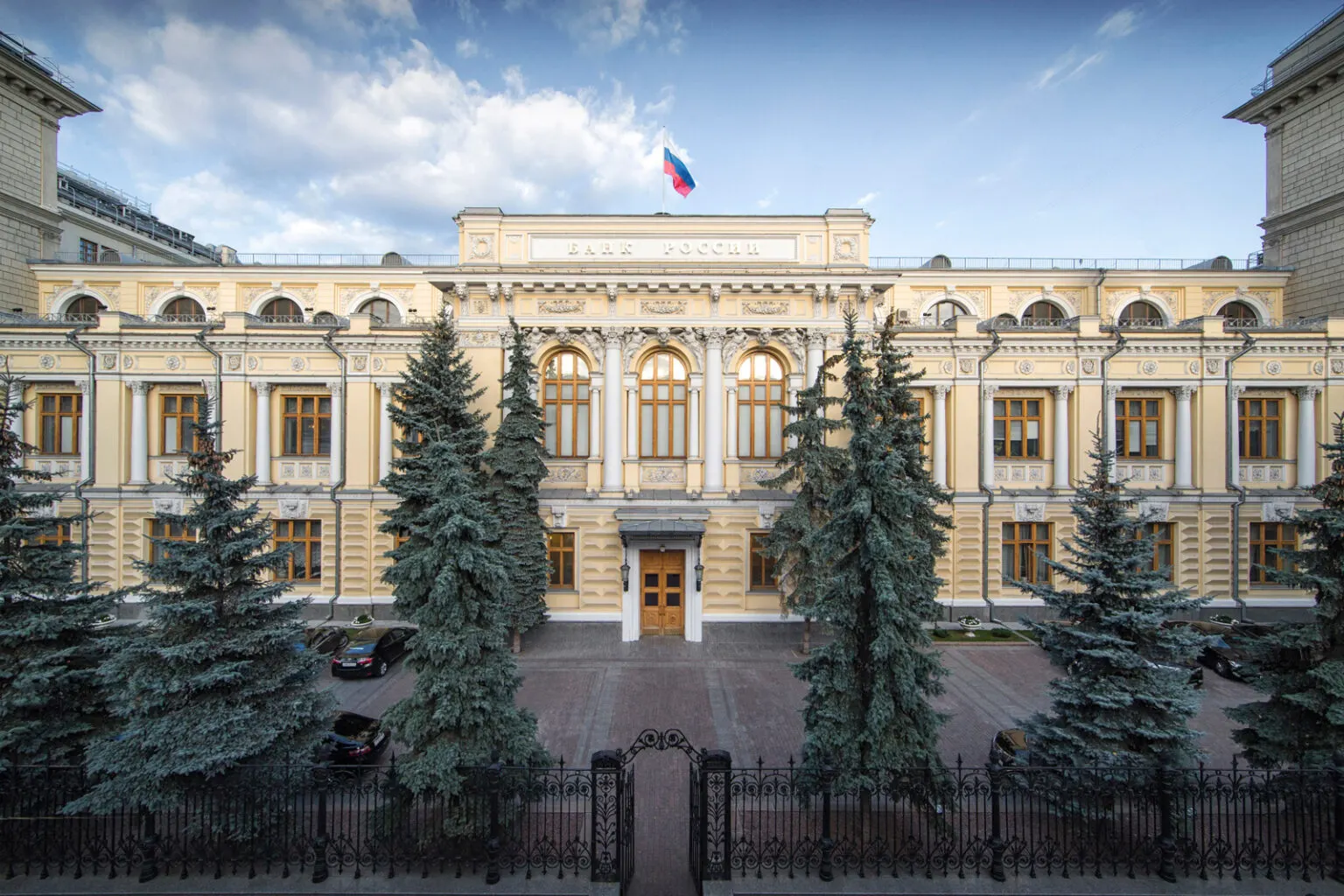 Центробанк понизил оценку роста экономики на 2026 год до 0–1% и повысил прогноз инфляции до 6–7%. Регулятор связывает пересмотр с ухудшением внешних условий, топливным кризисом и давлением на бюджет.