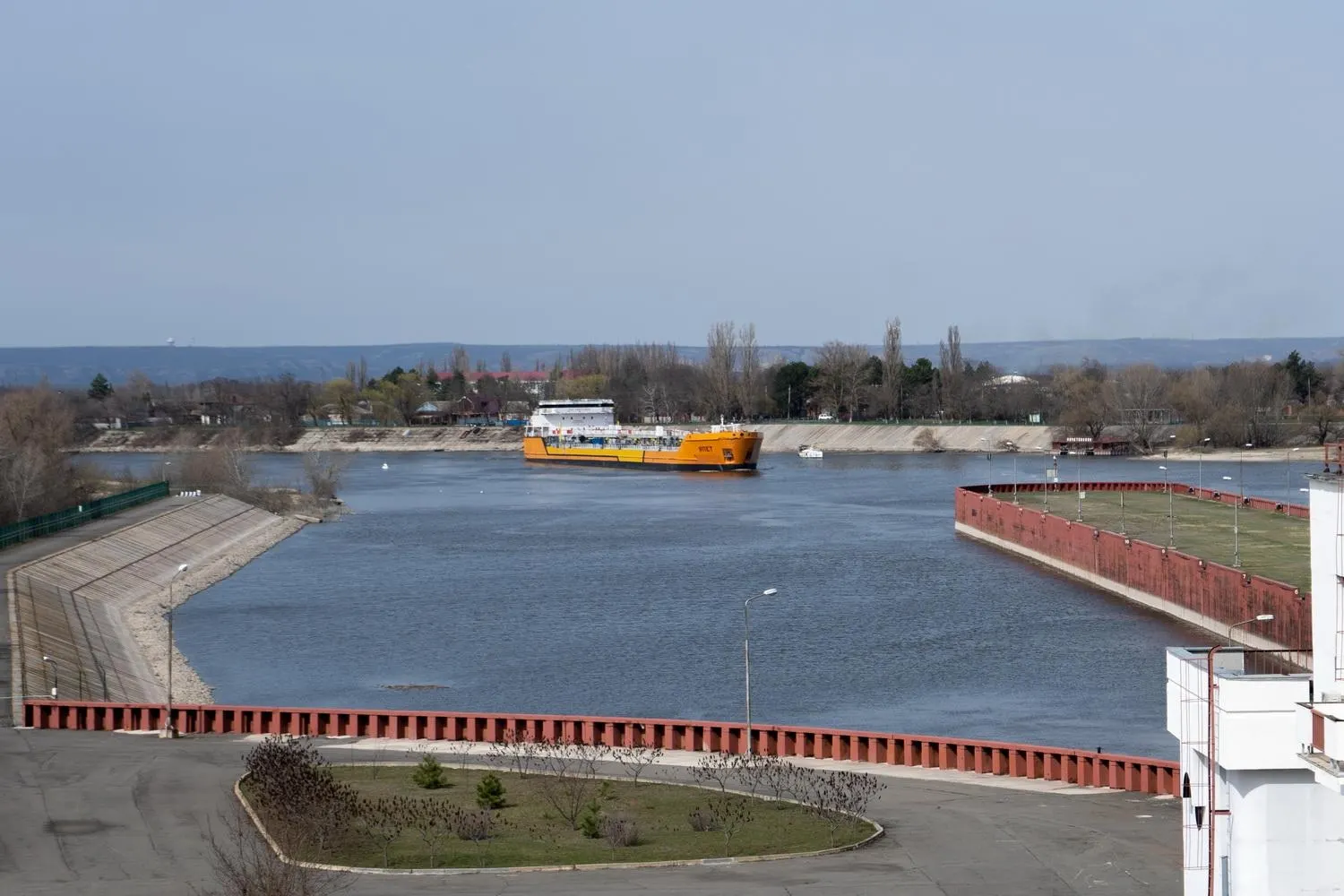Судоходство по каналу, связывающему Дон с Азовским морем, временно остановлено после серии атак беспилотников на ряд судов. Приостановка может затронуть значительную долю экспорта пшеницы из России.