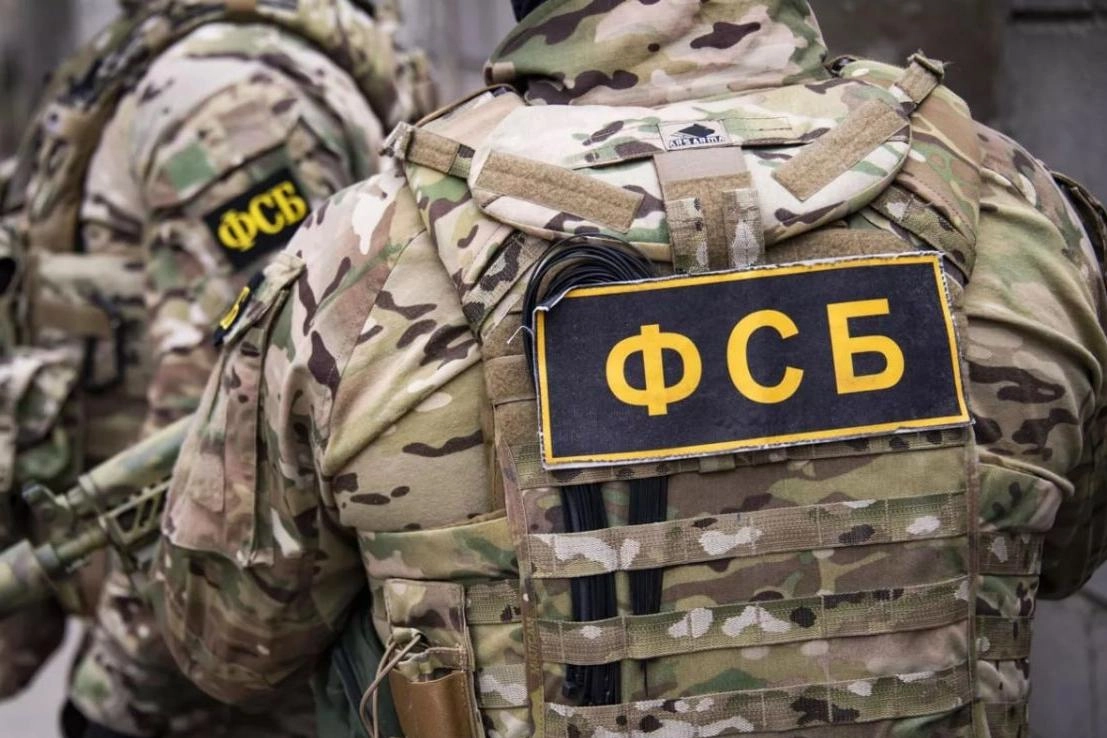По версии ФСБ, в результате операции задержаны исполнители и пособники, изъято более двух десятков FPV‑дронов и оборудование для дистанционного управления; ведомство называет это частью серии запланированных терактов.