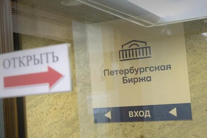 Биржа ужесточает правила торгов: приобретать топливо разрешат только для собственных нужд или для заранее указанного конечного покупателя, а посредники смогут действовать лишь от имени заказчика. Нововведения вводятся на фоне сокращения поставок и падения продаж.