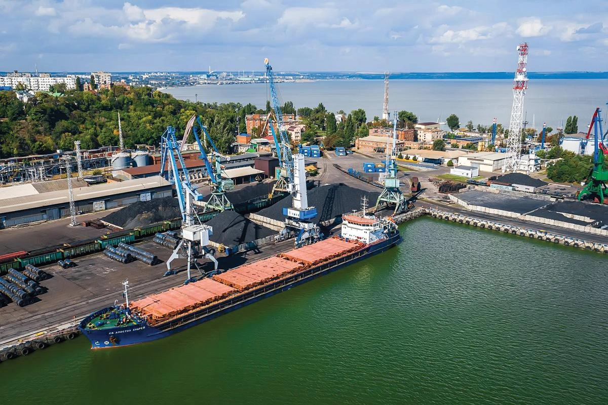 Из‑за ударов беспилотников отгрузки из портов Азовского моря практически остановились. Власти предлагают покрыть до 90% расходов на перевозку зерна в черноморские и балтийские порты, трейдеры уже перераспределяют грузы.