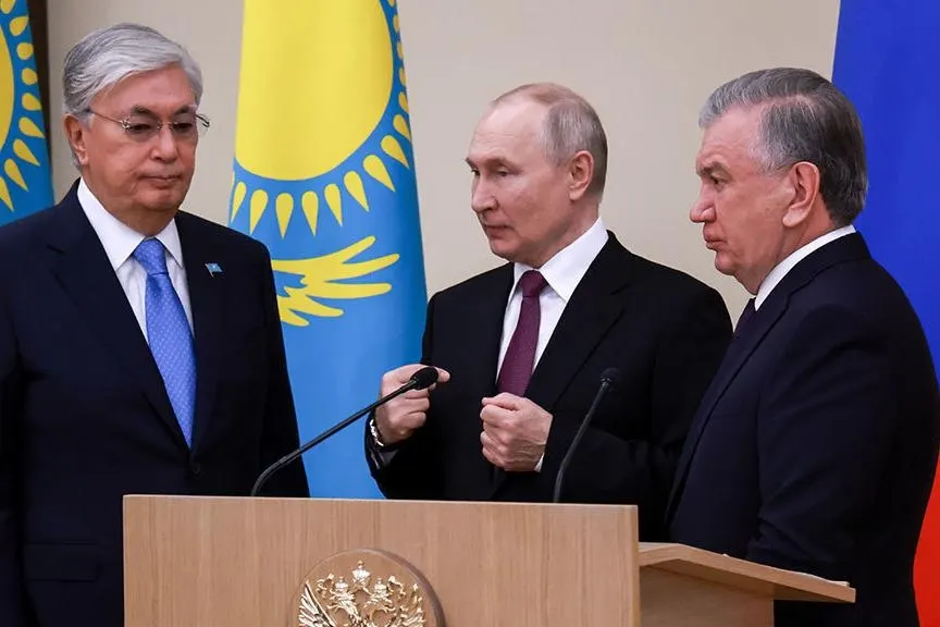Президент подписал распоряжения о начале переговоров об изменении договоров о военно‑техническом сотрудничестве с Казахстаном и Узбекистаном — документы охватывают поставки, ремонт, совместные разработки и обмен технологиями.