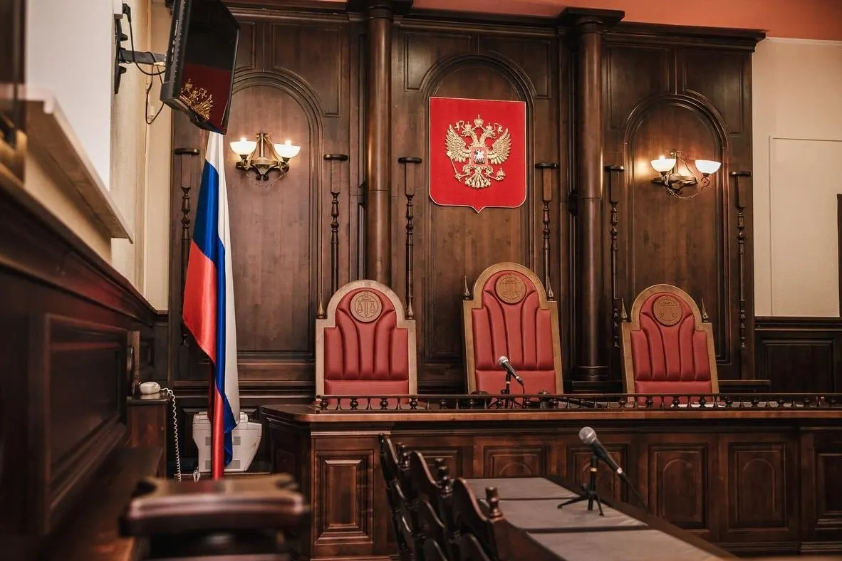 Правительство одобрило отзыв на законопроект Верховного суда: предлагается разрешить принимать на ряд должностей в судах выпускников юридических колледжей и студентов, освоивших не менее половины учебной программы, вместо требования о наличии высшего образования.
