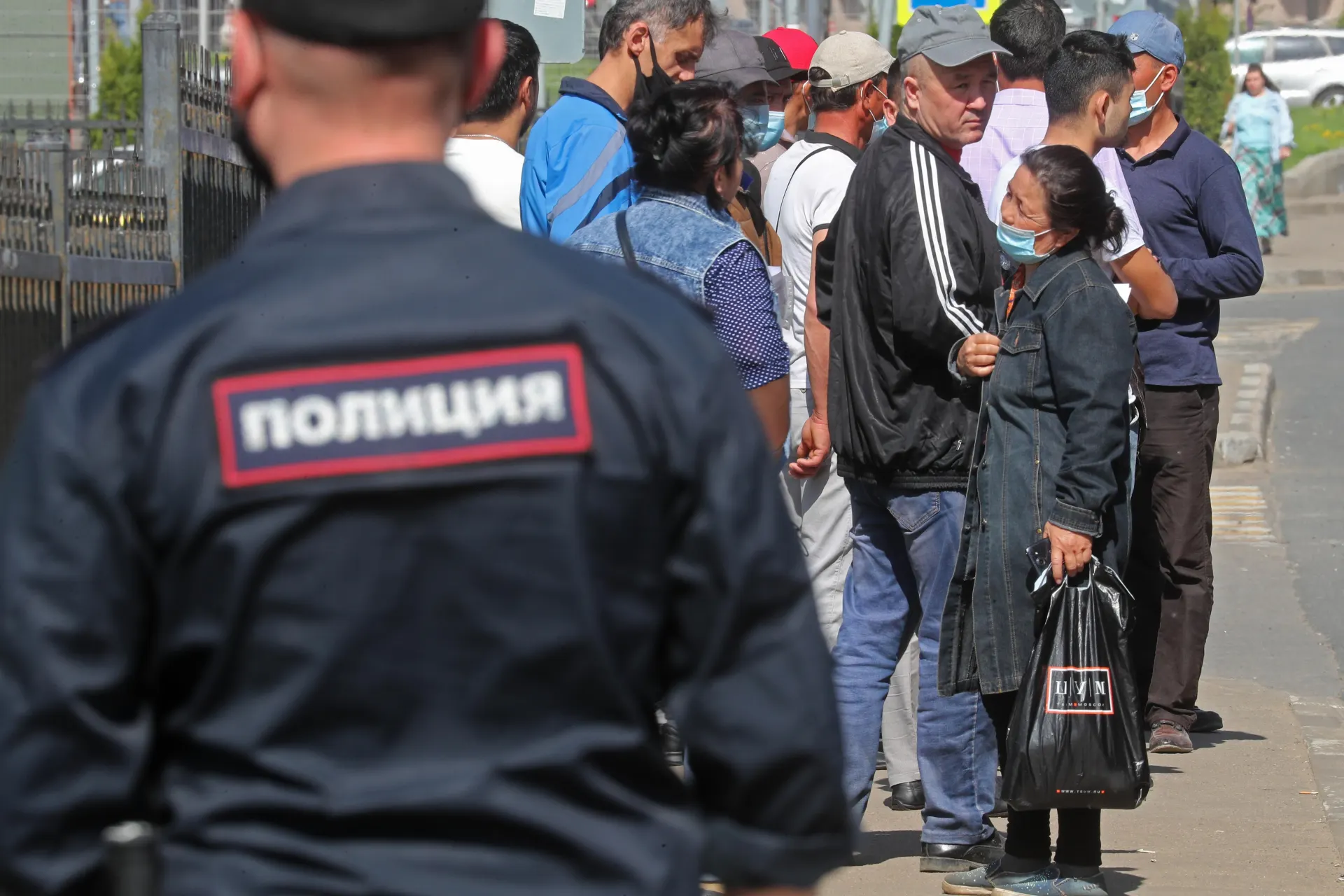 Правительство подготовило поправки ко второму чтению: в перечень оснований для обязательной депортации иностранцев хотят добавить дискриминацию и неповиновение пограничникам; документ разработан МВД и прошёл первое чтение.