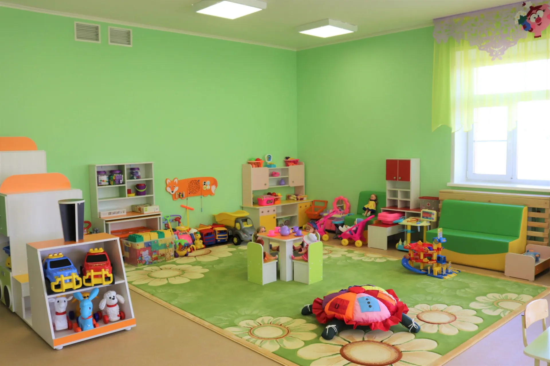 В 2025 году детские сады посещали примерно 6,092 млн детей — минимальный уровень как минимум с 2014 года. Параллельно снизилось число воспитателей, а в отдельных регионах наблюдается дефицит мест.