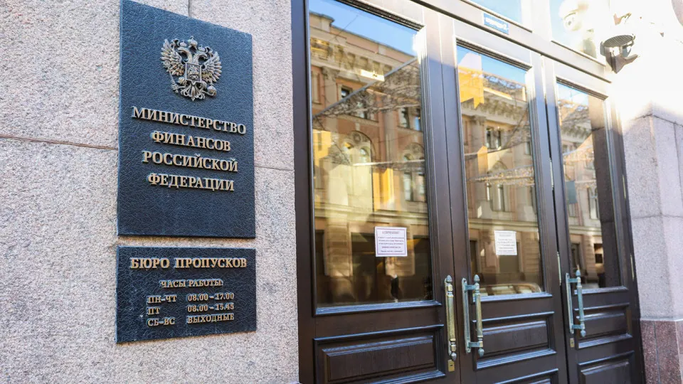 За последние годы госдолг России резко вырос, а расходы на выплату процентов стали одной из крупнейших статей бюджета. Эксперты предупреждают о риске «долговой спирали» и предлагают ввести предельные ориентиры долга.