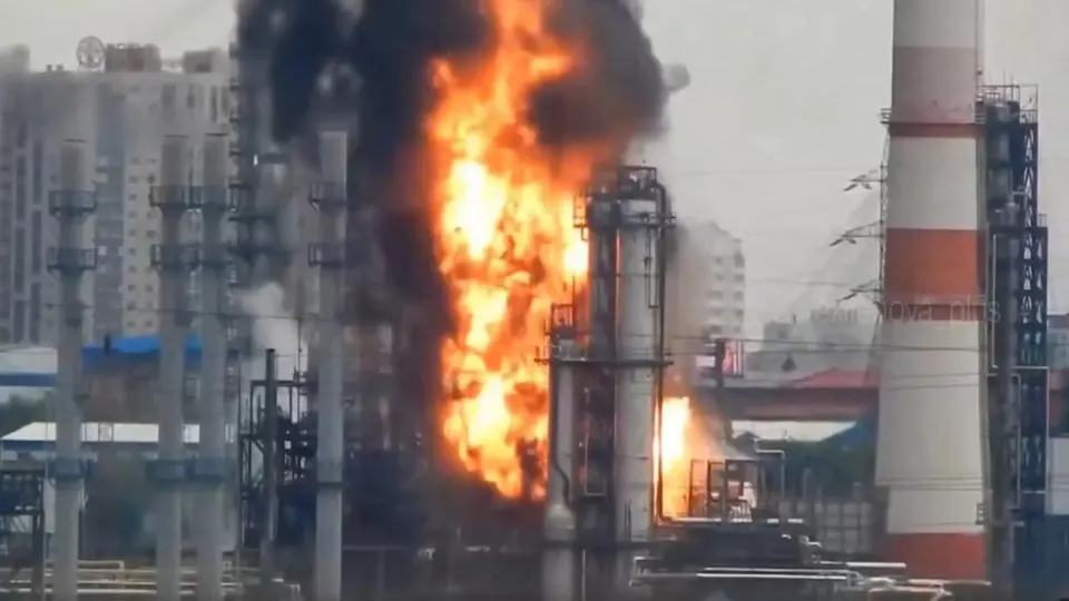 Остановка ряда крупных нефтеперерабатывающих заводов привела к сокращению выпуска автобензина: дефицит частично покрывают импортом и запасами, улучшение ожидается во второй половине июля.