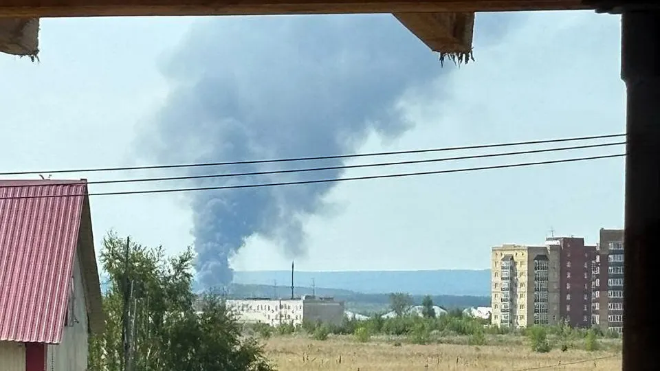 После удара беспилотников в деревне Замулянка загорелся сортировочный центр Wildberries. ПВО отразили атаку, пострадавших нет. Ранее дроны поразили склады компании в других регионах; компания ищет новые площадки и просит поддержки.