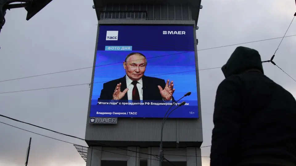 Распространение дефицита бензина и введение талонов и QR‑кодов вызвали резкое недельное падение рейтинга президента. Эксперты предупреждают о росте социального недовольства на фоне экономического спада.