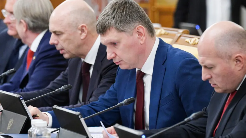 По оперативным данным, ВВП за январь–май вырос всего на 0,2%. При этом наблюдается сильное региональное расслоение: Москва демонстрирует рост доходов и производства, тогда как большая часть страны фактически скатывается в рецессию.