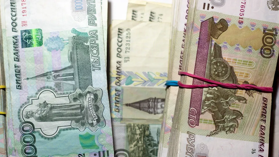 С начала июля спрос на наличные резко вырос: за первые две недели объем «кэша» в обращении прибавил сотни миллиардов рублей. Параллельно растёт задолженность банков перед Центробанком и доля проблемных кредитов — эксперты предупреждают о повышении рисков для банковской системы.