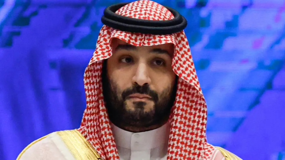 Государственная нефтяная компания Саудовской Аравии сократила официальную цену на сорт Arab Light на $11 за баррель в августе и впервые с 2020 года предложила нефть со скидкой к региональным бенчмаркам. Это вызвало резкое падение мировых котировок и усилило давление на российский нефтяной экспорт и бюджет.