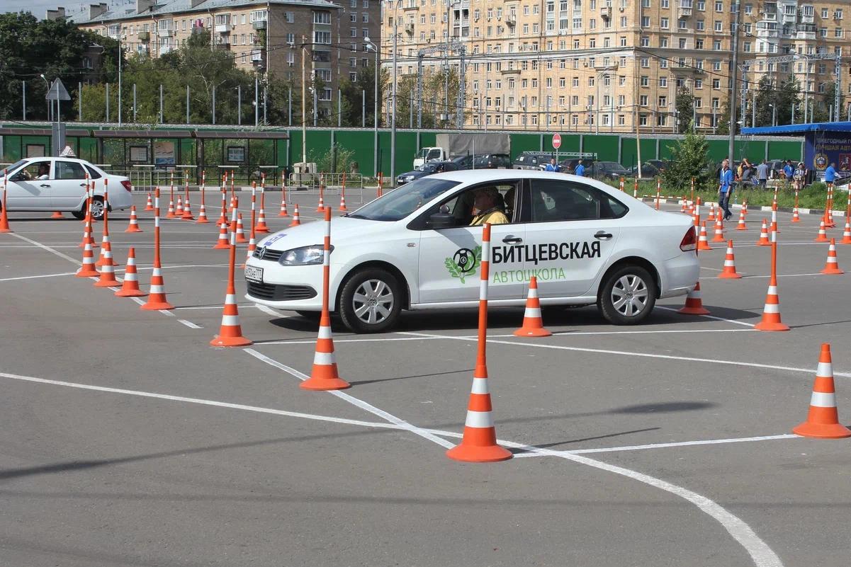 В регионах автошколы увеличивают стоимость курсов, сокращают практику и предупреждают о возможных переносах занятий из‑за роста цен на бензин и дизель. В некоторых школах подорожание достигает почти 20%.