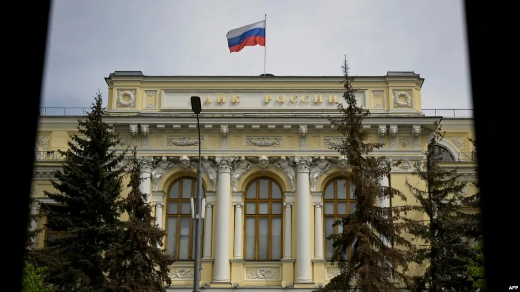 Банк России включил Bitcoin, Ethereum и USDT в перечень активов для публичного обращения на биржах; для неквалифицированных инвесторов установлен годовой лимит 300 тысяч рублей; закон о цифровых валютах вступит в силу 1 сентября 2026 года.