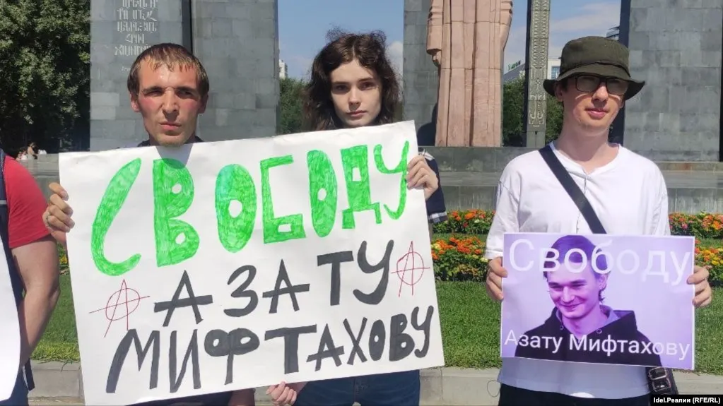 Работа Азата Мифтахова «Гипотеза Чуи в гильбертовом пространстве» опубликована во французском RMS; автор работал в условиях изоляции в колонии.