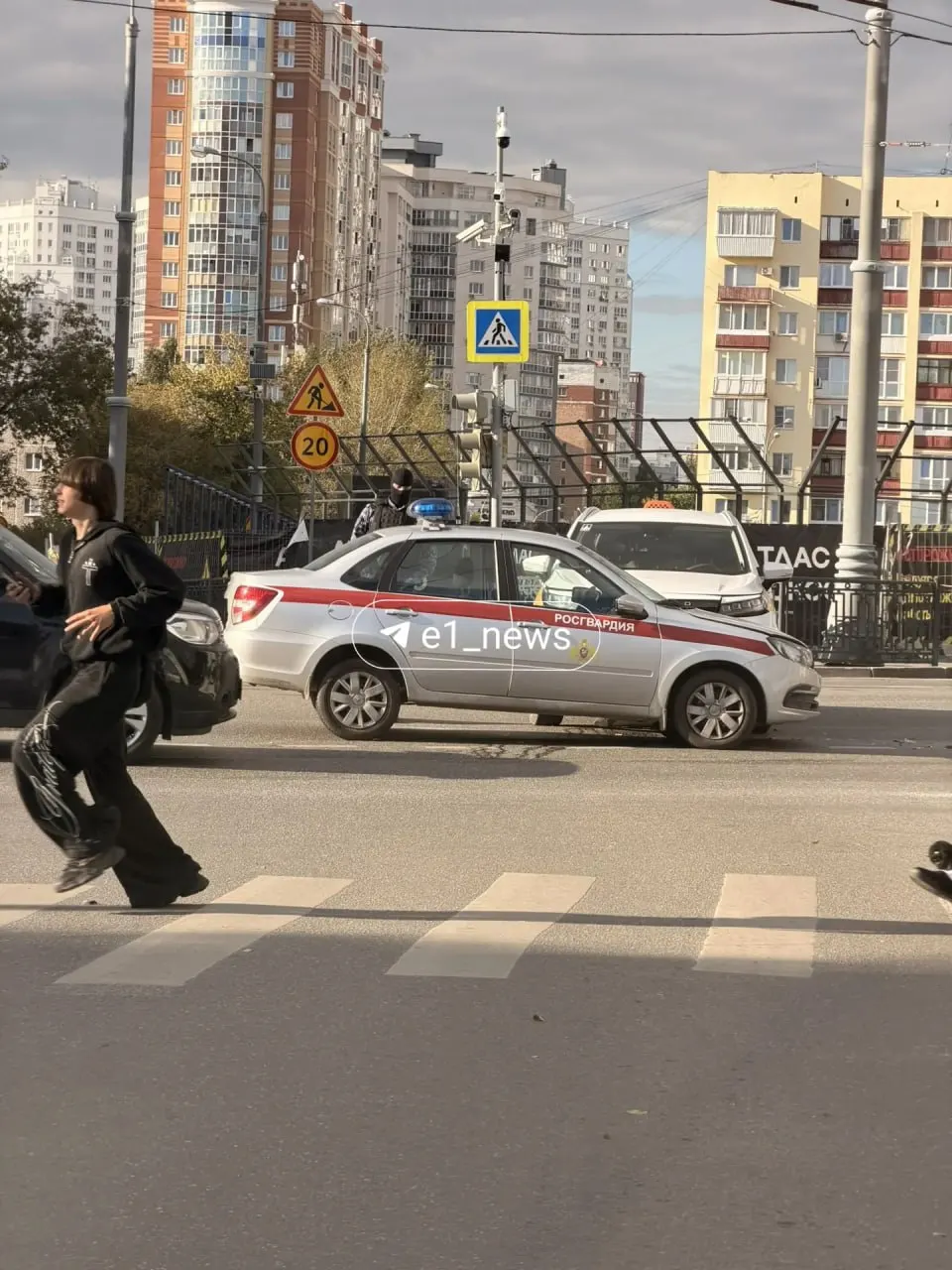 На перекрёстке улиц Репина и Мельникова произошло дорожно-транспортное происшествие между такси и автомобилем Росгвардии; служебная машина ехала на вызов.