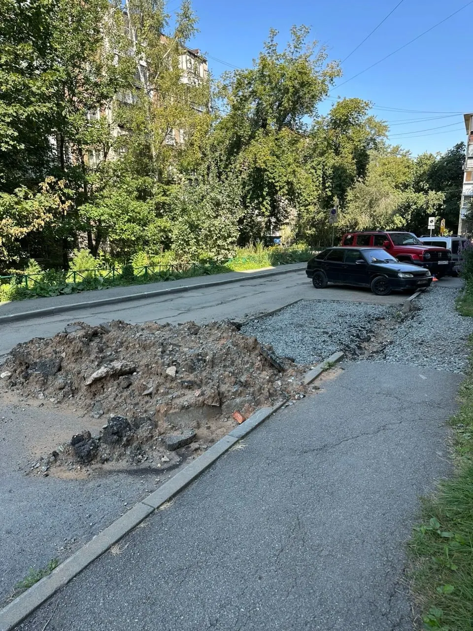 Жители жалуются на раскопанный подход к школе №147 со стороны Южной, власти заявляют об устранении — но фото показывают другое место. До начала учёбы осталось считанные дни.