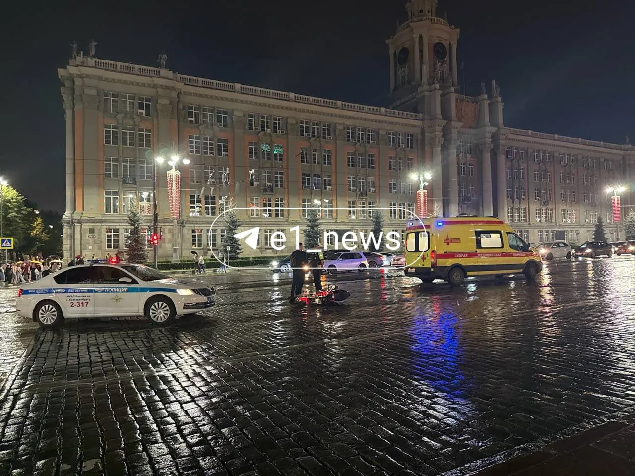 Во время праздника на площади 1905 года в Екатеринбурге произошло ДТП с участием мотоциклистки. На место прибыли сотрудники ГИБДД и медики.