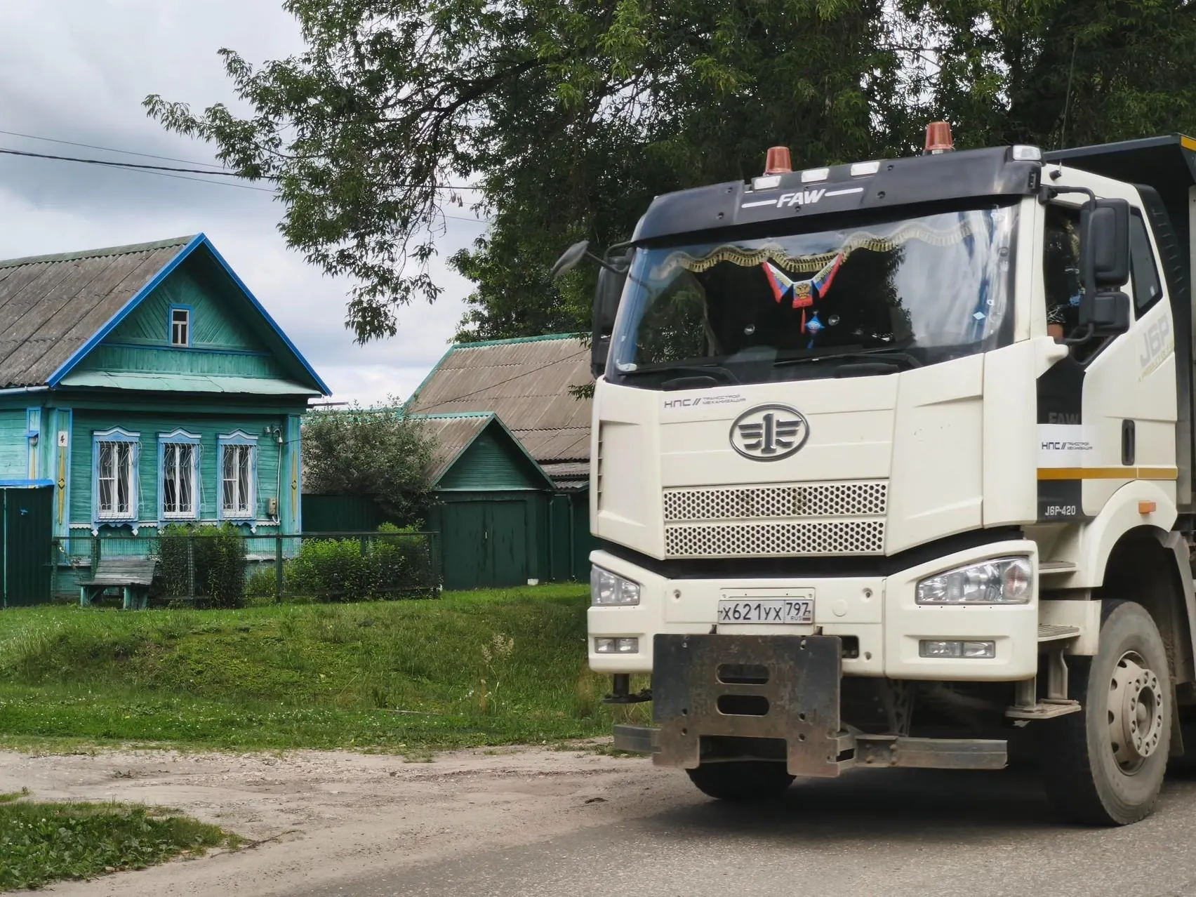Часть домов изъяли под строительство, жители сталкиваются с шумом и пылью, а новые маршруты — с поездами — меняют повседневную жизнь.