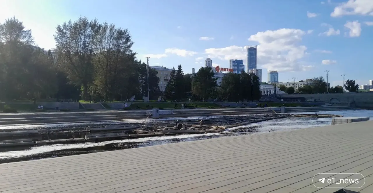Фонтан не будет работать в оставшиеся дни лета; специалисты ждут снижения объема воды, чтобы снова запустить устройство, возможно позднее.