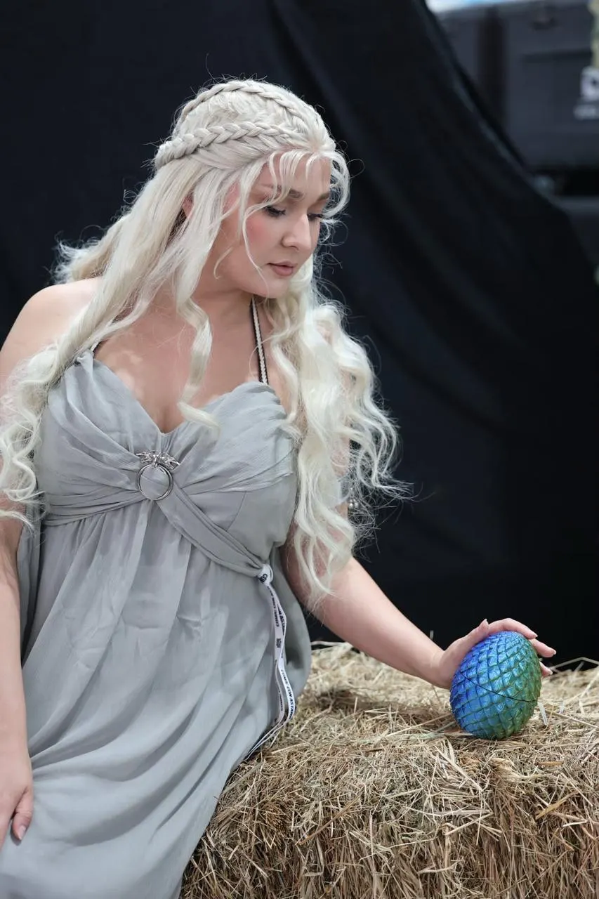 Челябинская артистка приняла участие в фестивале Comic Con в Астане, примерив образ Кхалиси и готовясь выйти на сцену в роли Царевны-лягушки.