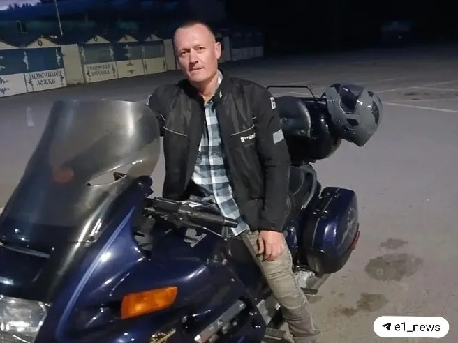 40-летний байкер Артем погиб в аварии в Нижнесергинском районе. Семья просит очевидцев помочь восстановить картину происшедшего; сестра погибшего сообщила, что Артем был аккуратным водителем, а родственники ищут свидетелей ДТП.