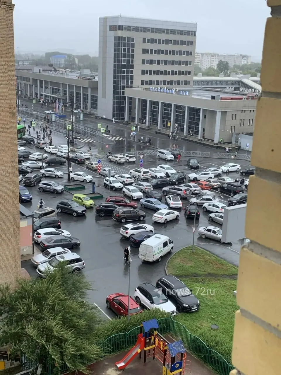 Затруднения на кольце вокруг вокзала связаны с особенностями высадки пассажиров и движением общественного транспорта.