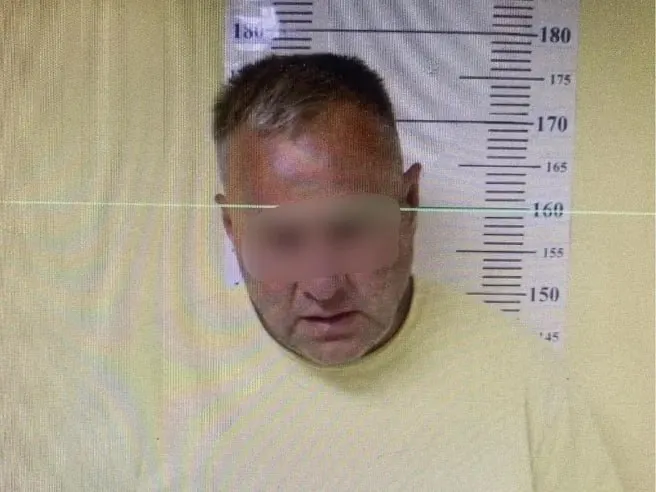Пассажир из Екатеринбурга пытался улететь в Сочи, но его не пустили на борт и задержали за мелкое хулиганство.
