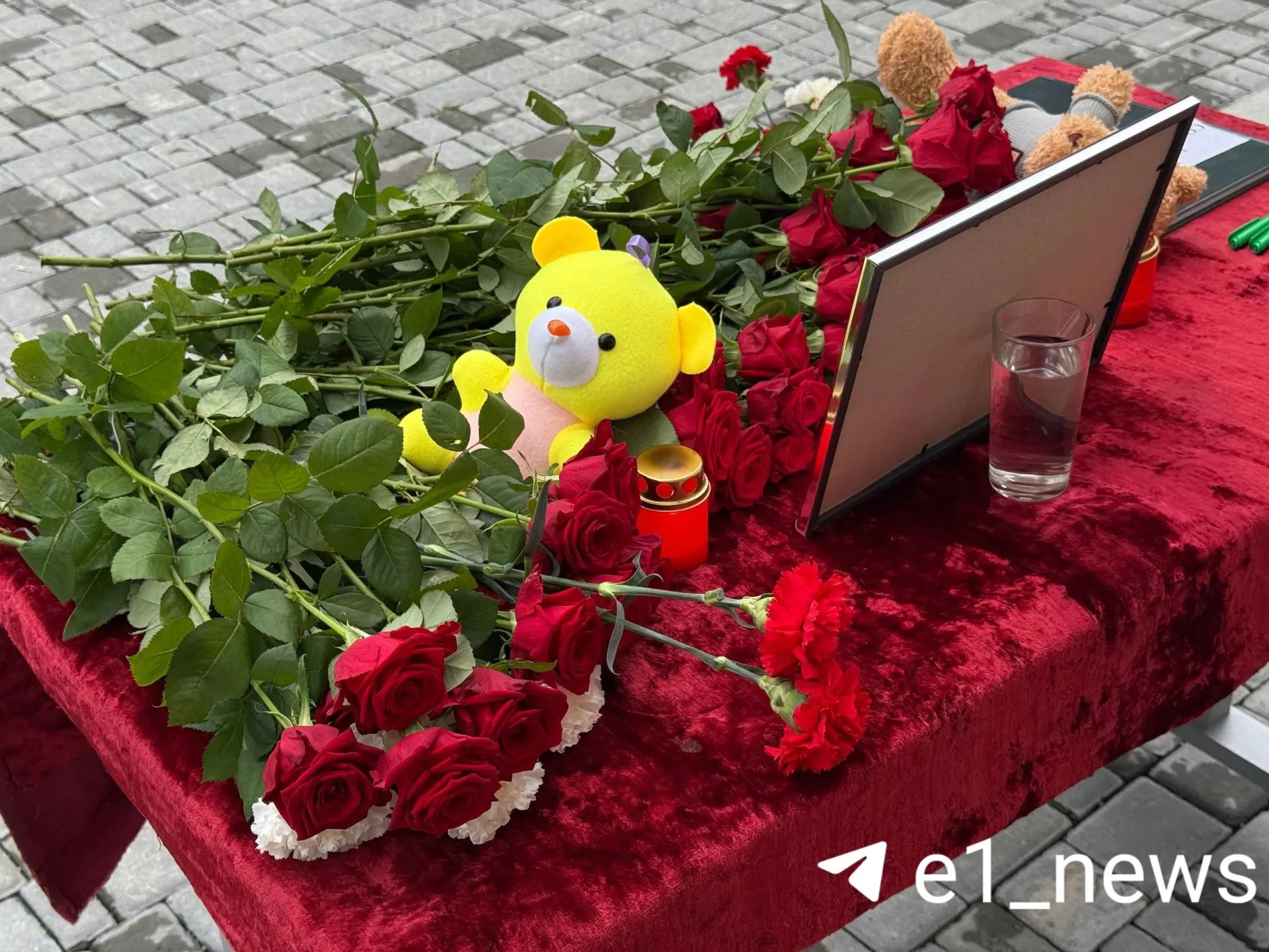 Горожане устроили мемориал у представительства Татарстана в Екатеринбурге; погибло 13 человек, в том числе ребёнок, после атаки беспилотника.