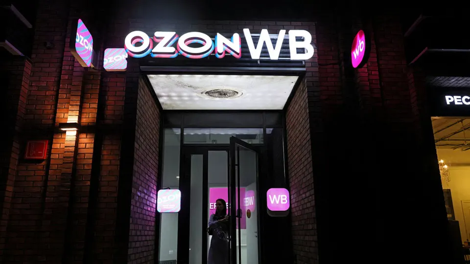 Ozon начал перемещать дорогие товары в пункты выдачи на фоне атак на логистическую инфраструктуру, акции маркетплейсов снижаются, а крупные сети пересматривают схемы поставок.