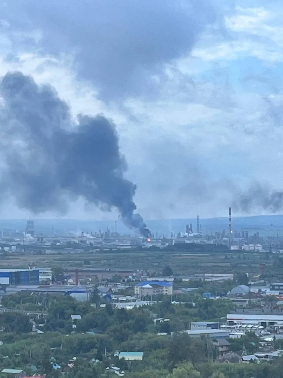 После удара по заводу в Перми предприятие временно прекратило переработку нефти; детали по ситуации продолжают уточняться.