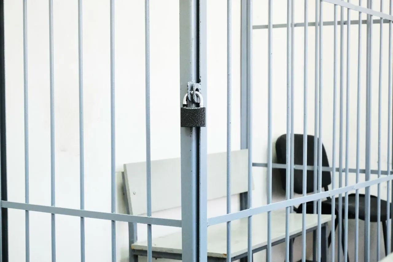 Мужчина задержан за выражение нецензурной брани в общественном месте; полиция попыталась посадить его в машину, он сопротивлялся.