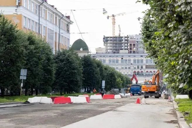 Участок от проспекта Ленина до улицы Малышева открыт после реконструкции: дорога обновлена, разметка нанесена, ограничения сняты.