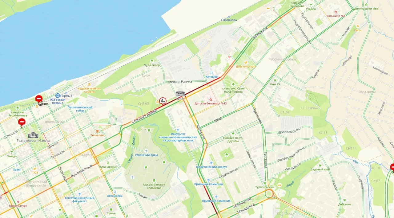 В Перми на Северной дамбе образовалась пробка; движение ограничено в сторону центра после прорыва канализационной трубы, ситуация уточняется.