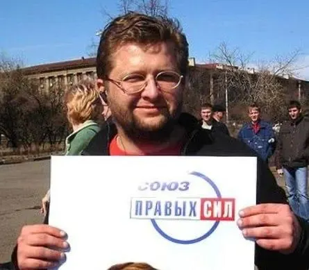 Юрист из Екатеринбурга подал иск о снятии партии с выборов; в прошлом он баллотировался за Союз правых сил и работал в профсоюзной организации.