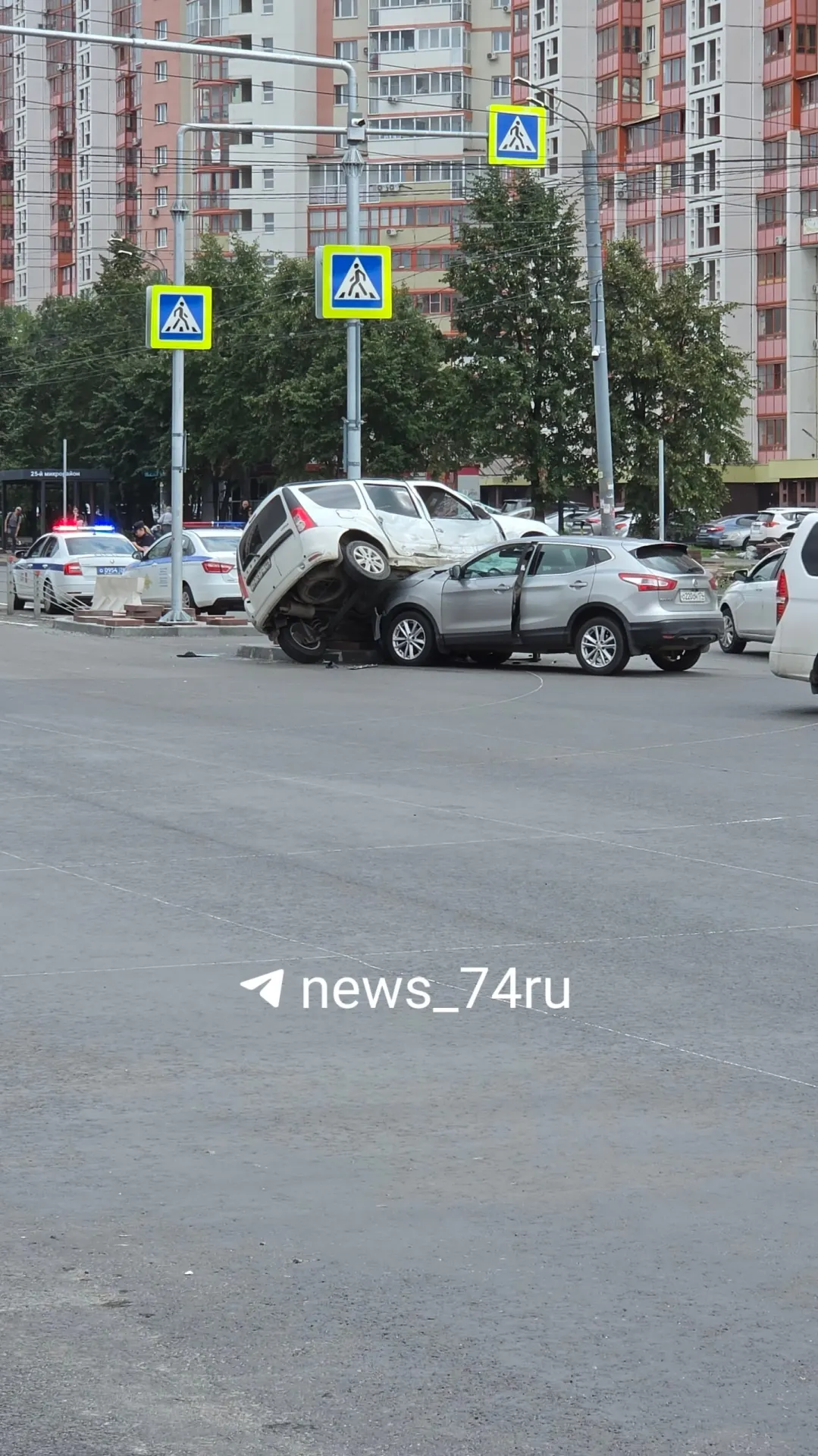 По кадрам камер Lada Largus поворачивала налево; в её бок врезался Nissan Qashqai. «Ларгус» после удара чуть не опрокинулся, но остановился у столба. Пострадавших нет, сообщили в ГИБДД.