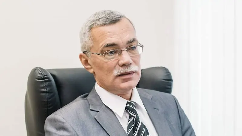 Умер бывший замминистра ЖКХ Свердловской области; следствие связывает его с уголовным делом о взятках в ЖКХ.