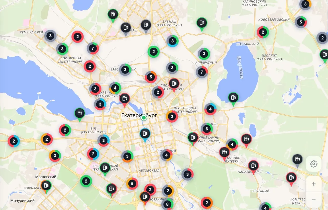 На многих АЗС города бензин отсутствует, там, где он есть, образуются длинные очереди; ситуация объясняется логистикой и ограничениями поставок.