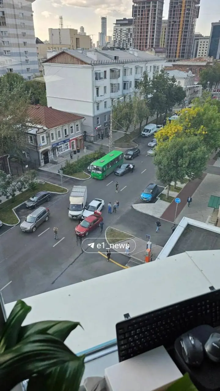 Очевидцы сообщили о крупной аварии на улице Розы Люксембург: Mercedes зацепил Газель, та повредила Hyundai и Kia, образовав затор на прилегающих участках.